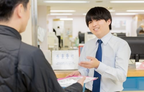 診療費のご精算の様子